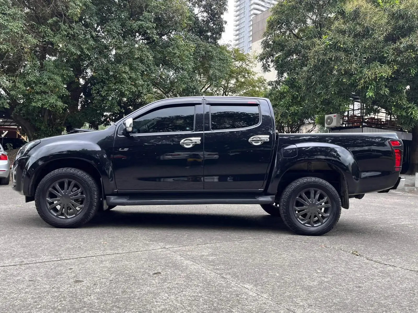 Used 1
                    ISUZU
                     for Sale Image