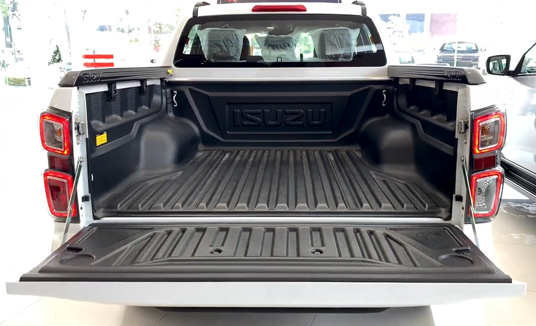 Used 1
                    ISUZU
                     for Sale Image