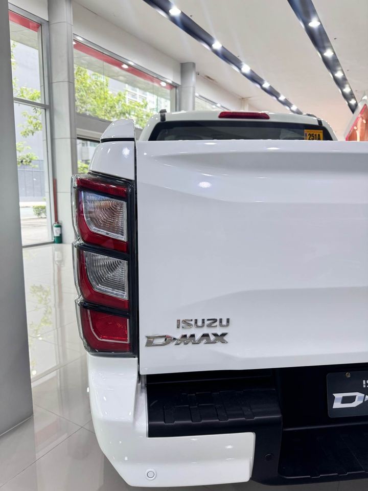 Used 1
                    ISUZU
                     for Sale Image