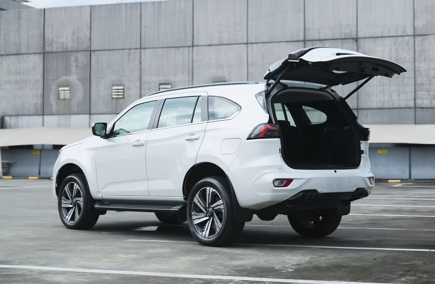 Used 1
                    ISUZU
                     for Sale Image